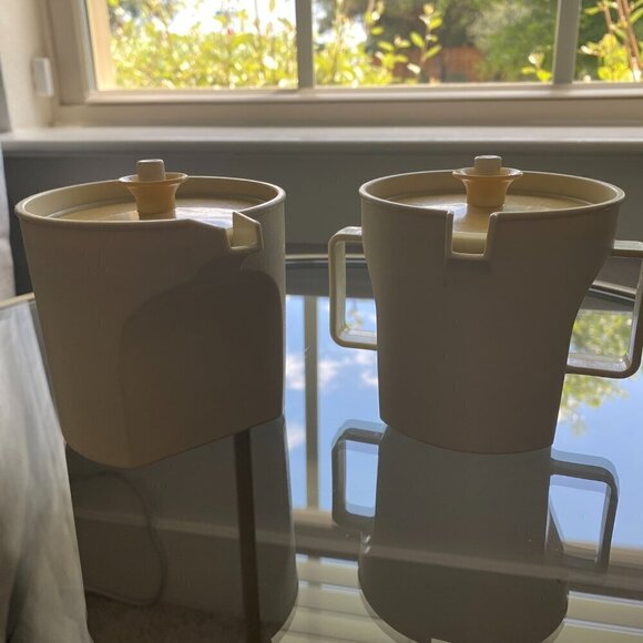 Vintage Tupperware Sugar and Creamer set in Almond and Gold - Picture 3 of 15
